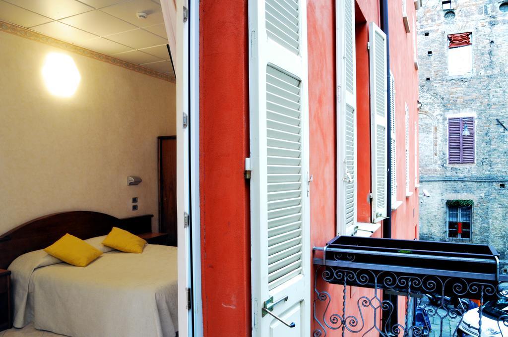 Hotel Button 3*