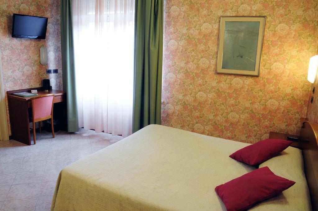 Hotel Button 3*